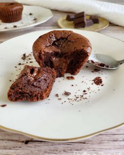 🍫✨ Moelleux au chocolat cœur coulant – sans gluten
Le dessert ultra gourmand par excellence… simple, rapide et impossible d’y résister 🤎
Chaud, fondant, avec son cœur qui coule juste ce qu’il faut : un vrai plaisir chocolaté !

📍 Recette complète sur le blog, lien sous ma bio 🙌

💬 Tu es plutôt team cœur très coulant 🔥 ou juste fondant ?

---

#sansgluten #moelleuxauchocolat #fondantauchocolat #glutenfree #recettesansgluten #chocolataddict #dessertgourmand #faitmaison #gourmandisesansgluten #gateauchocolat #recettesenflocons #challengesansgluten