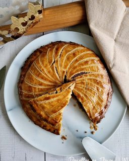 ✨🎉 Bonne année à vous ! 🎉✨
Je vous souhaite une année pleine de gourmandise, de douceur et de recettes faites maison, toujours sans gluten 🤍
Merci d’être là, de tester les recettes et de faire vivre Recettes en flocons au fil des jours 🥰
Pour bien commencer l’année, on partage une galette des rois noisette & chocolat sans gluten 👑🍫
Un classique revisité, gourmand et réconfortant ✨
📍 Recette sur le blog https://recettesenflocons.com/recipe/galette-des-rois-noisette-chocolat-sans-gluten
💬 Que cette nouvelle année soit placée sous le signe du fait maison ✨

#bonneannee #happynewyear #galettedesrois #sansgluten #recettesansgluten #glutenfree #faitmaison #gourmandisesansgluten #epiphanie #recettesenflocons #challengesansgluten