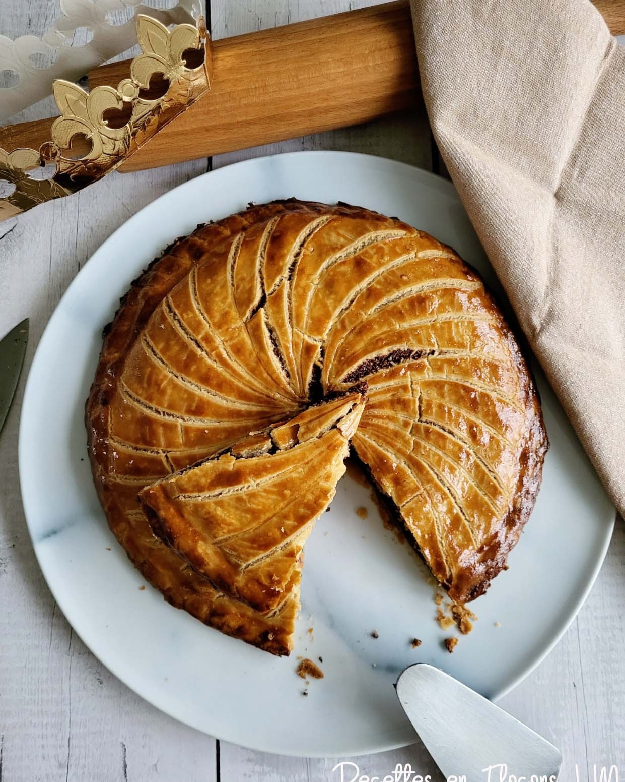 ✨🎉 Bonne année à vous ! 🎉✨
Je vous souhaite une année pleine de gourmandise, de douceur et de recettes faites maison, toujours sans gluten 🤍
Merci d’être là, de tester les recettes et de faire vivre Recettes en flocons au fil des jours 🥰
Pour bien commencer l’année, on partage une galette des rois noisette & chocolat sans gluten 👑🍫
Un classique revisité, gourmand et réconfortant ✨
📍 Recette sur le blog https://recettesenflocons.com/recipe/galette-des-rois-noisette-chocolat-sans-gluten
💬 Que cette nouvelle année soit placée sous le signe du fait maison ✨

#bonneannee #happynewyear #galettedesrois #sansgluten #recettesansgluten #glutenfree #faitmaison #gourmandisesansgluten #epiphanie #recettesenflocons #challengesansgluten