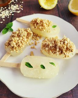 🍋🌿 NOUVELLE RECETTE ❄️

Du citron, de la menthe, du croquant… et beaucoup de fraîcheur ! ☀️

Mes nouveaux bâtonnets glacés citron & menthe cachent une petite touche ultra gourmande : un crumble croustillant aux flocons d’avoine 🤍

🍋 Frais & acidulés
🌿 Parfumés à la menthe
🥣 Croustillants grâce au crumble
❄️ Sans sorbetière

Le petit dessert maison parfait pour les journées bien chaudes 😍

👉 Recette complète sur le blog — lien en bio

#RecettesEnFlocons #NouvelleRecette #BatonnetsGlaces #GlaceMaison #CitronMenthe #DessertEte #RecetteEte #SansGluten #FloconsDAvoine #HealthyEtGourmand