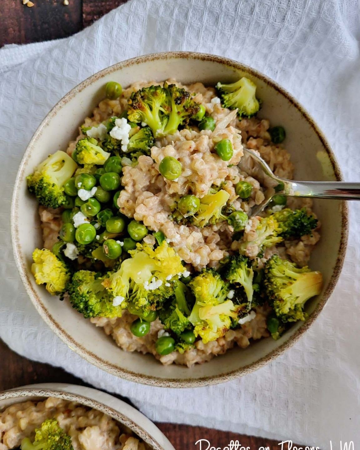 🌿 Suivi candidose digestive – Semaine 3

Troisième semaine de rééquilibrage alimentaire pour soutenir mon microbiote 💚

Petit à petit, je sens que les choses évoluent :
✨ Énergie plus stable dans la journée
✨ Moins d’envies de sucre
✨ Digestion plus calme

En parallèle, j’ai repris la musculation, donc je veille aussi à avoir des repas plus nourrissants et riches en protéines pour soutenir mon énergie et la récupération.

🥣 Recette de la semaine : risotto de sarrasin aux légumes

Le sarrasin est une excellente alternative aux céréales classiques :
✔️ naturellement sans gluten
✔️ riche en fibres pour le microbiote
✔️ source de protéines végétales

Un plat simple, réconfortant et très rassasiant 🤍

Ingrédients
• 150 g de grains de sarrasin
• 120 g de brocolis
• 80 g de petits pois
• 500 ml de bouillon de légumes
• ½ oignon blanc
• 80 g de crème fraîche (ou yaourt grec)
• 80 g de chèvre
• 2 c. à soupe d’huile d’olive

Après 3 semaines d’alimentation plus équilibrée, je sens que mon énergie revient progressivement.

Je continue ce suivi et je vous partagerai la semaine 4 bientôt 🌿

💬 Vous cuisinez le sarrasin comment chez vous ?

#recettesenflocons #microbiote #candidose #sansgluten #sarrasin #alimentationbienetre #cuisinehealthy #bienmanger #equilibrealimentaire