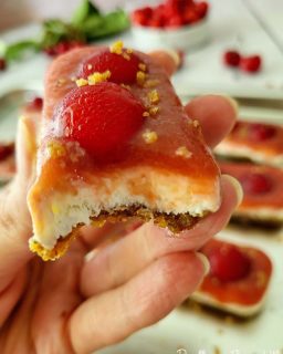 🍒 Ces barres cheesecake glacées aux cerises sont gourmandes et rafraîchissantes ❄️

A découvrir absolument 🙌

Retrouvez la recette sur le blog, lien sous ma bio 🙌

#cheesecake #barreglacee #sansgluten #glace #cerise #glutenfree #recettesenflocons #challengesansgluten