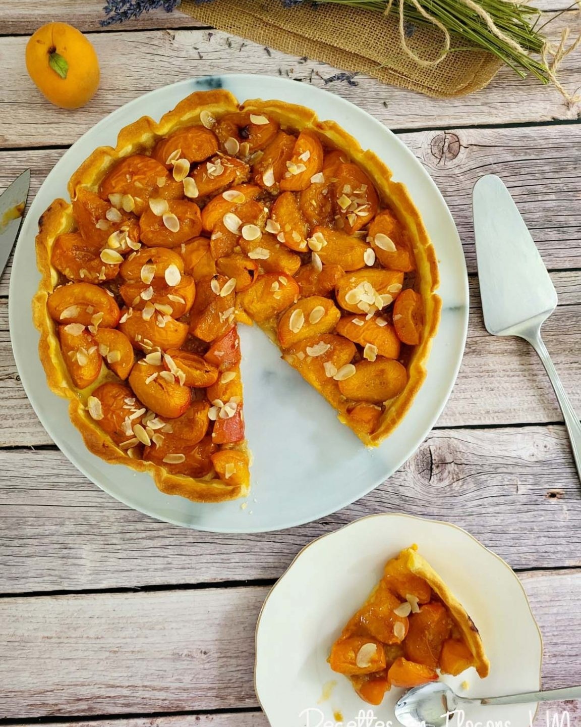 🍑 Une tarte qui sent bon l’été ✨

Des abricots fondants, une touche délicate de lavande et une pâte sans gluten… une association originale, douce et pleine de soleil ☀️💜

Parfaite pour le dessert ou le goûter, avec pourquoi pas une boule de glace à la vanille 😋

La recette est disponible sur le blog 👇
https://recettesenflocons.com/recipe/tarte-aux-abricots-parfumee-a-la-lavande-sans-gluten

Vous avez déjà testé l’association abricot-lavande ?

#TarteAuxAbricots #Abricots #Lavande #DessertDEte #SansGluten #RecetteSansGluten #PatisserieMaison #RecetteDeSaison #GouterMaison #RecettesEnFlocons