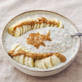 🌿 Suivi candidose digestive 

Deuxième semaine de rééquilibrage alimentaire pour soutenir mon microbiote 💚
Petit à petit, les choses évoluent :
✨ Énergie plus stable dans la journée
✨ Envies de sucre moins présentes
✨ Digestion plus calme

Cette semaine, j’ai aussi repris la musculation, donc je veille encore plus à avoir suffisamment de protéines, surtout au petit-déjeuner.

🥣 Petit-déjeuner du moment : overnight oats protéiné
Un bol simple, rassasiant et facile à préparer la veille.

Ingrédients (1 portion)
• 40 g de flocons d’avoine
• 1 c. à soupe de graines de chia
• 200 g de skyr ou yaourt grec
• 100 ml de lait d’amande sans sucre ajouté
• 1 c. à soupe de beurre de cacahuète
• ½ banane en rondelles (pas trop mûre)
• ½ c. à café de cannelle

Crémeux, nourrissant et parfait pour éviter les fringales de la matinée 🤍

Je continue ce suivi en toute transparence et je vous partagerai la semaine 3 bientôt 🌿

#microbiote #candidose #petitdejeunerprotéiné #overnightoats #recettesenflocons #nutrition #alimentationsaine #petitdejeunersain #sanssucreraffine #bienetre