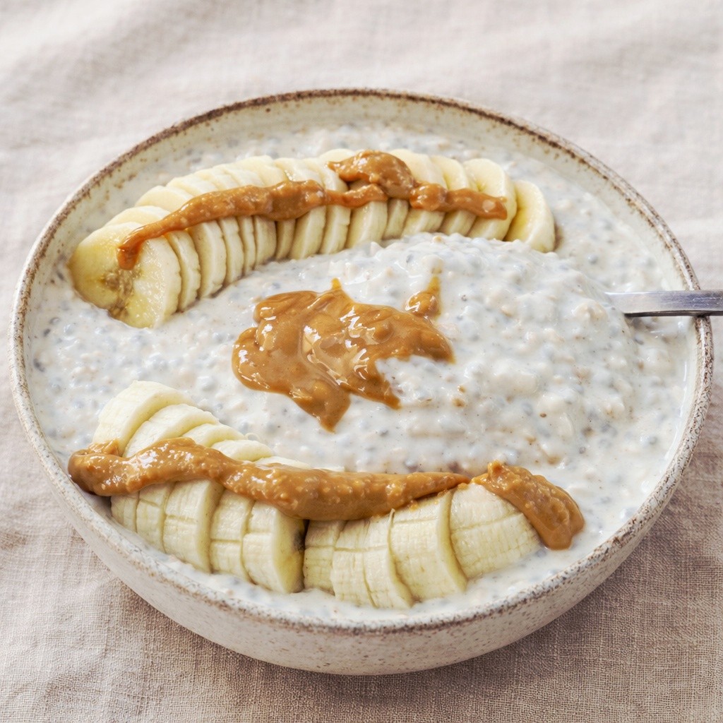 🌿 Suivi candidose digestive 

Deuxième semaine de rééquilibrage alimentaire pour soutenir mon microbiote 💚
Petit à petit, les choses évoluent :
✨ Énergie plus stable dans la journée
✨ Envies de sucre moins présentes
✨ Digestion plus calme

Cette semaine, j’ai aussi repris la musculation, donc je veille encore plus à avoir suffisamment de protéines, surtout au petit-déjeuner.

🥣 Petit-déjeuner du moment : overnight oats protéiné
Un bol simple, rassasiant et facile à préparer la veille.

Ingrédients (1 portion)
• 40 g de flocons d’avoine
• 1 c. à soupe de graines de chia
• 200 g de skyr ou yaourt grec
• 100 ml de lait d’amande sans sucre ajouté
• 1 c. à soupe de beurre de cacahuète
• ½ banane en rondelles (pas trop mûre)
• ½ c. à café de cannelle

Crémeux, nourrissant et parfait pour éviter les fringales de la matinée 🤍

Je continue ce suivi en toute transparence et je vous partagerai la semaine 3 bientôt 🌿

#microbiote #candidose #petitdejeunerprotéiné #overnightoats #recettesenflocons #nutrition #alimentationsaine #petitdejeunersain #sanssucreraffine #bienetre