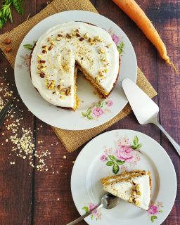 🧁🥕 Envie d’un gâteau gourmand… mais sans gluten et plus sain ?

Voici mon carrot cake aux flocons d’avoine ✨
Moelleux, parfumé, naturellement sucré…

Le genre de recette qui fait plaisir sans culpabiliser 💛
Parfait pour Pâques 🐣
…ou juste pour se faire plaisir à tout moment 😋
Et surtout :
✔ testé et approuvé par mes filles 😄
(et ça, c’est le meilleur des labels !)

https://recettesenflocons.com/recipe/carrot-cake-aux-flocons-davoine
💬 Team carrot cake : plutôt très épicé ou tout doux ?

#carrotcake #sansgluten #recettehealthy #gourmandisesaine #floconsdavoine #faitmaison #paques #healthyfood