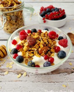 ☀️🌿 Menu spécial chaleur 🌿☀️

Quand il fait chaud, j'ai envie de recettes simples, fraîches et pleines de couleurs 😍

🥣 Granola bowl aux fruits rouges
🥗 Taboulé de sarrasin aux asperges et vinaigrette à l'orange
🍌🍫 Esquimau gourmand banane chocolat

Le trio parfait pour se régaler tout au long de la journée 💛

👉 Retrouvez toutes ces recettes sans gluten sur Recettes en Flocons.

Quelle est votre recette préférée quand les températures grimpent ? ☀️

#recettesenflocons #sansgluten #glutenfree #recetteete #mangersain #healthyfood #granolabowl #fruitsrouges #taboule #sarrasin #esquimau #faitmaison #cuisinedesaison #gourmandise #healthyrecipes