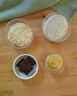 🍪✨ 4 ingrédients… et beaucoup de gourmandise ! 🤎

Ces biscuits sans gluten sont aussi simples que délicieux.

🌾 Flocons d'avoine
🥜 Poudre d'amandes
🍎 Compote de pommes
🍫 Un nappage au chocolat (optionnel… mais tellement gourmand 😍)

Parfaits pour le petit-déjeuner, le goûter ou une pause gourmande à tout moment de la journée.

La recette est à retrouver sur Recettes en Flocons 💛

#recettesenflocons #sansgluten #glutenfree #biscuitsmaison #floconsdavoine #healthyrecipes #gouter #petitdejeuner #faitmaison #chocolat #compotedepommes #recettefacile #gourmandise #foodfrance #instafood